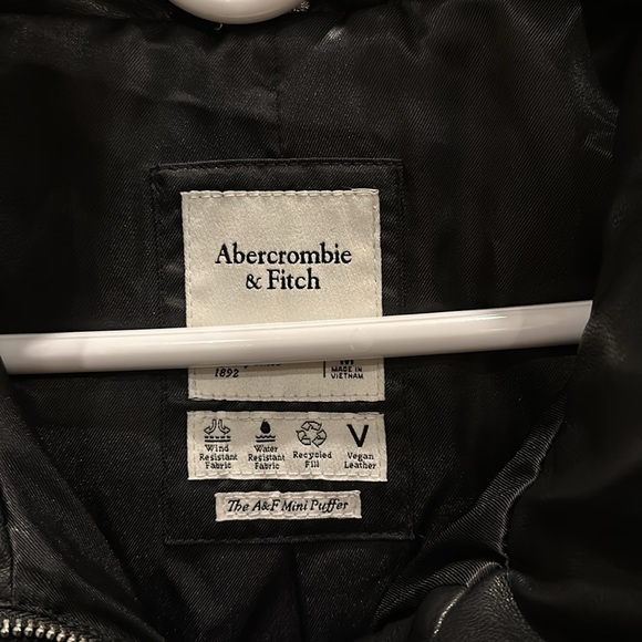 Abercrombie Women’s A&F Vegan Leather Mini Puffer - Picture 4 of 6